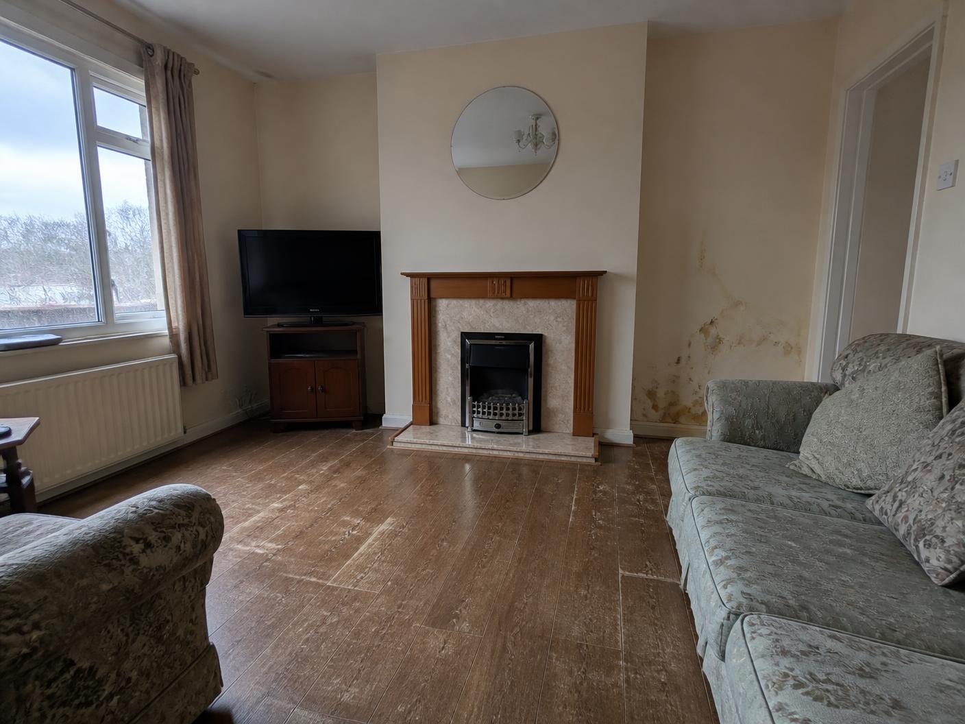 Wohnzimmer mit Landhausdiele Eiche geräuchert – vorher